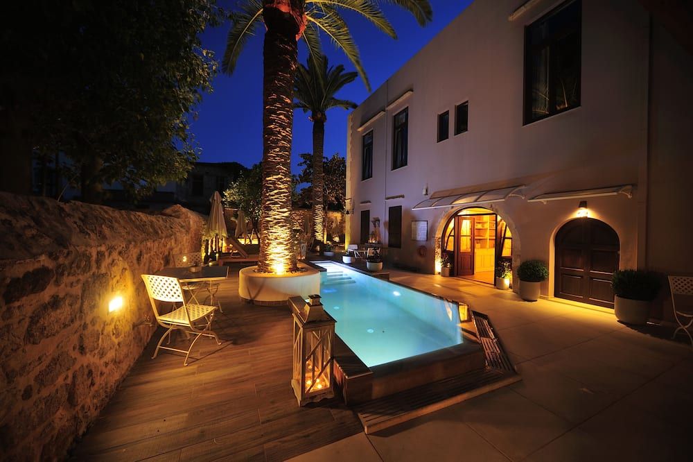 حوض السباحة