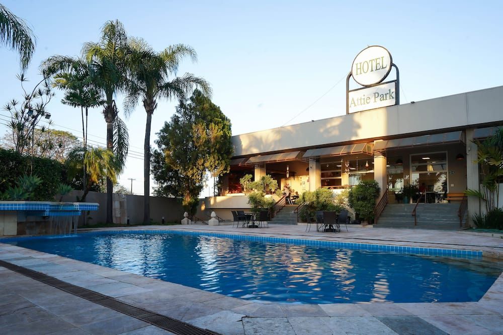 حوض السباحة