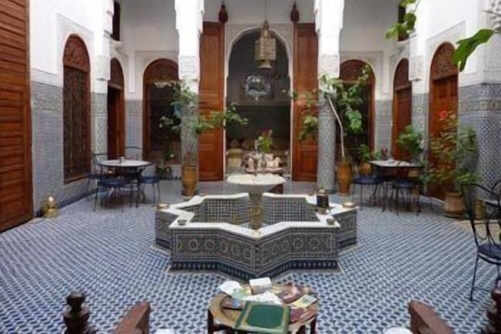 شرفة مرصوفة