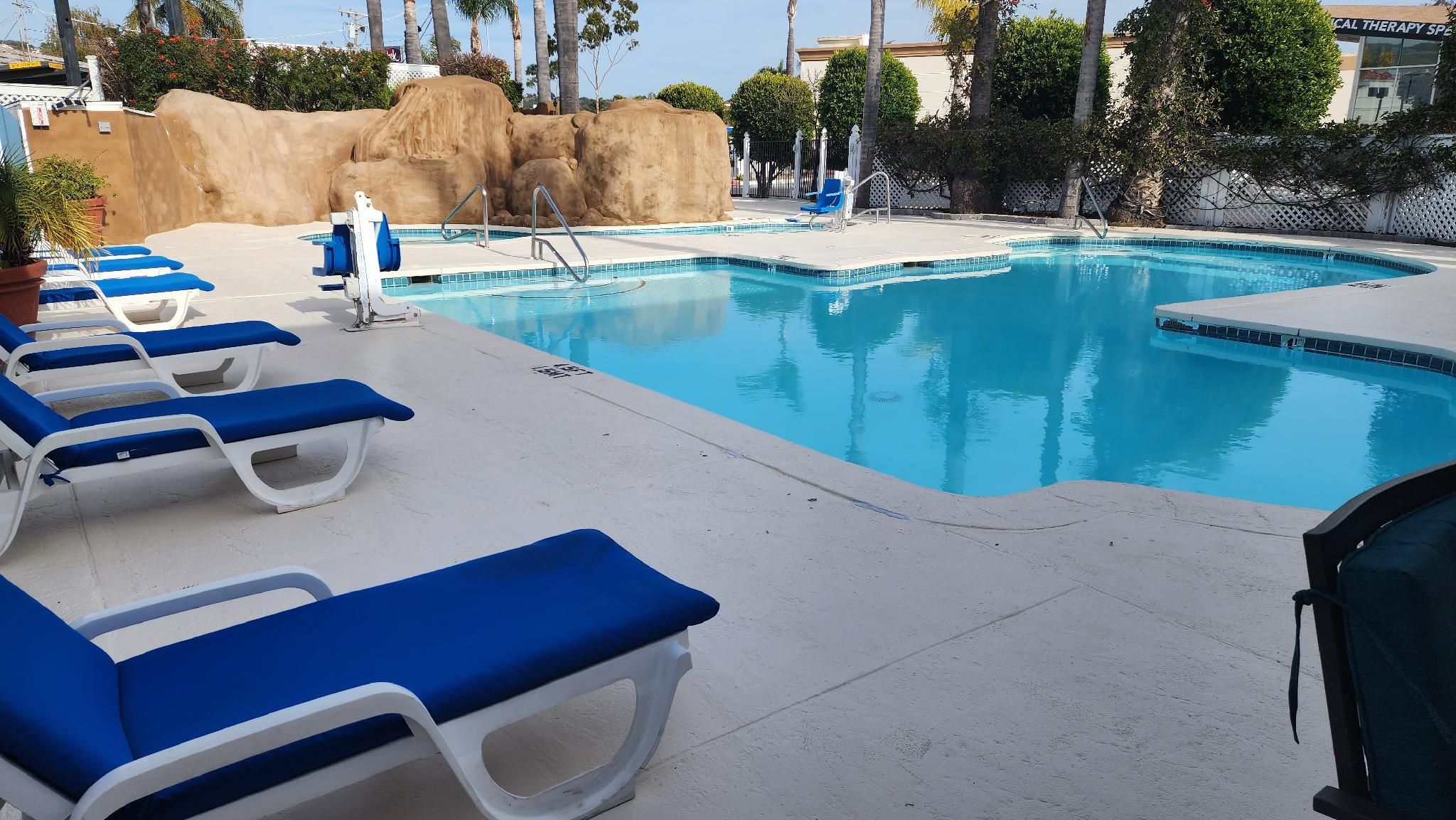 حوض السباحة