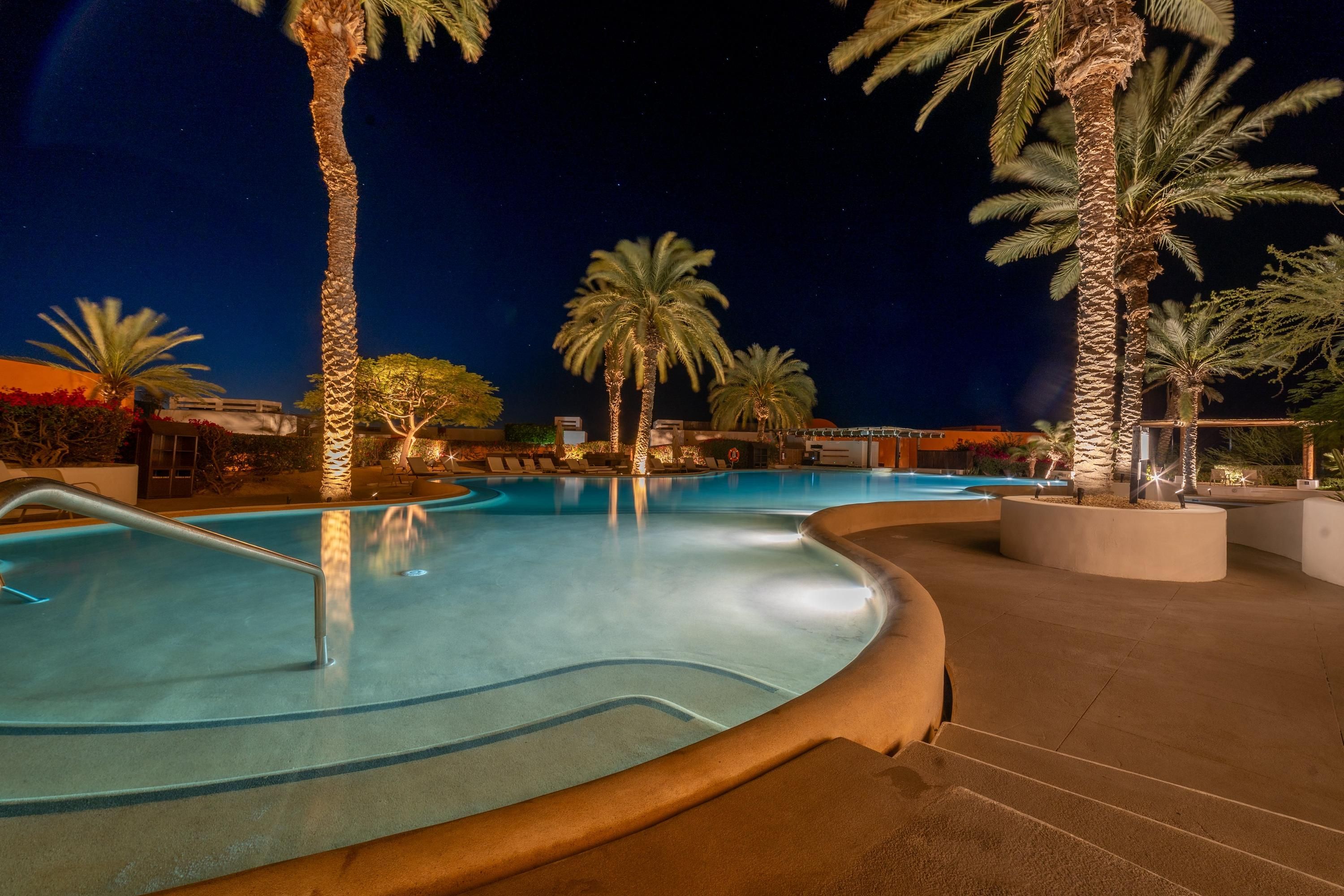 حوض السباحة