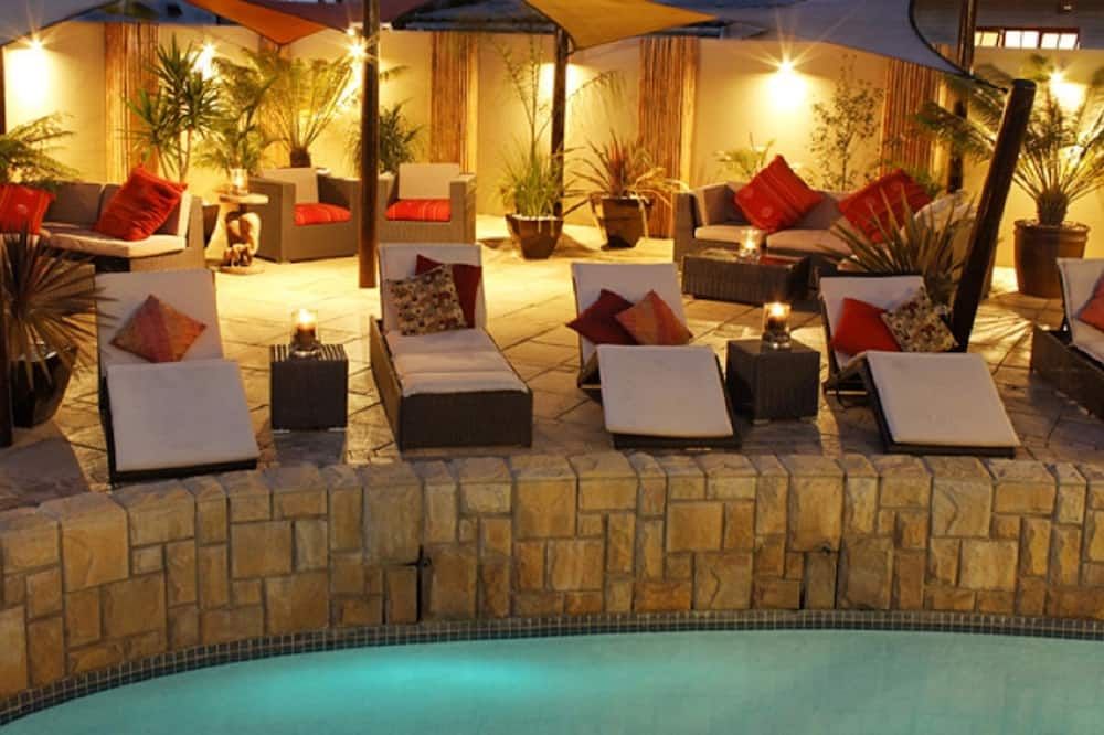 حوض السباحة