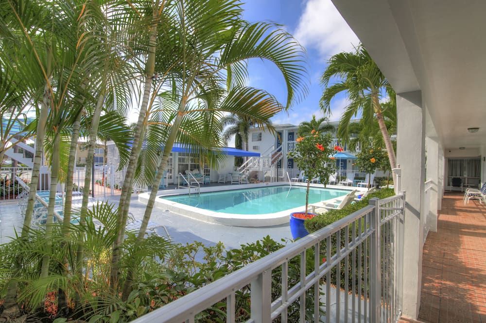 حوض السباحة