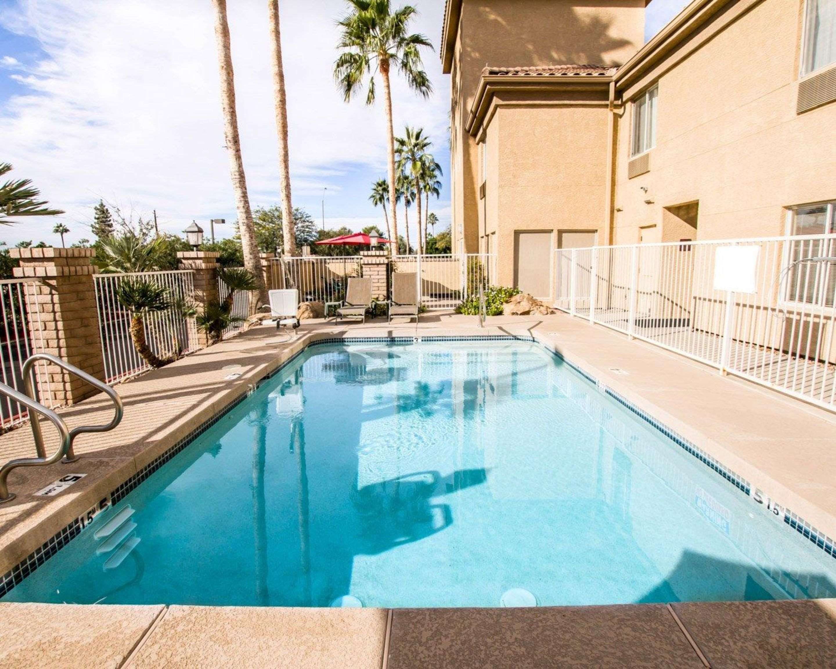 حوض السباحة