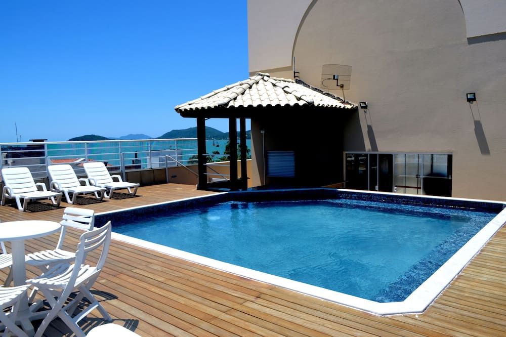 حوض السباحة