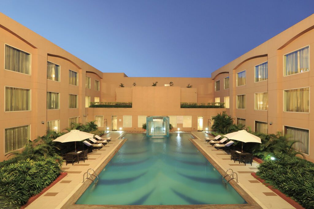 حوض السباحة