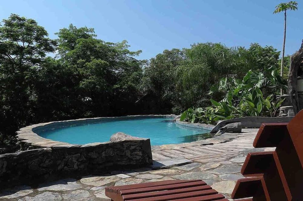 حوض السباحة