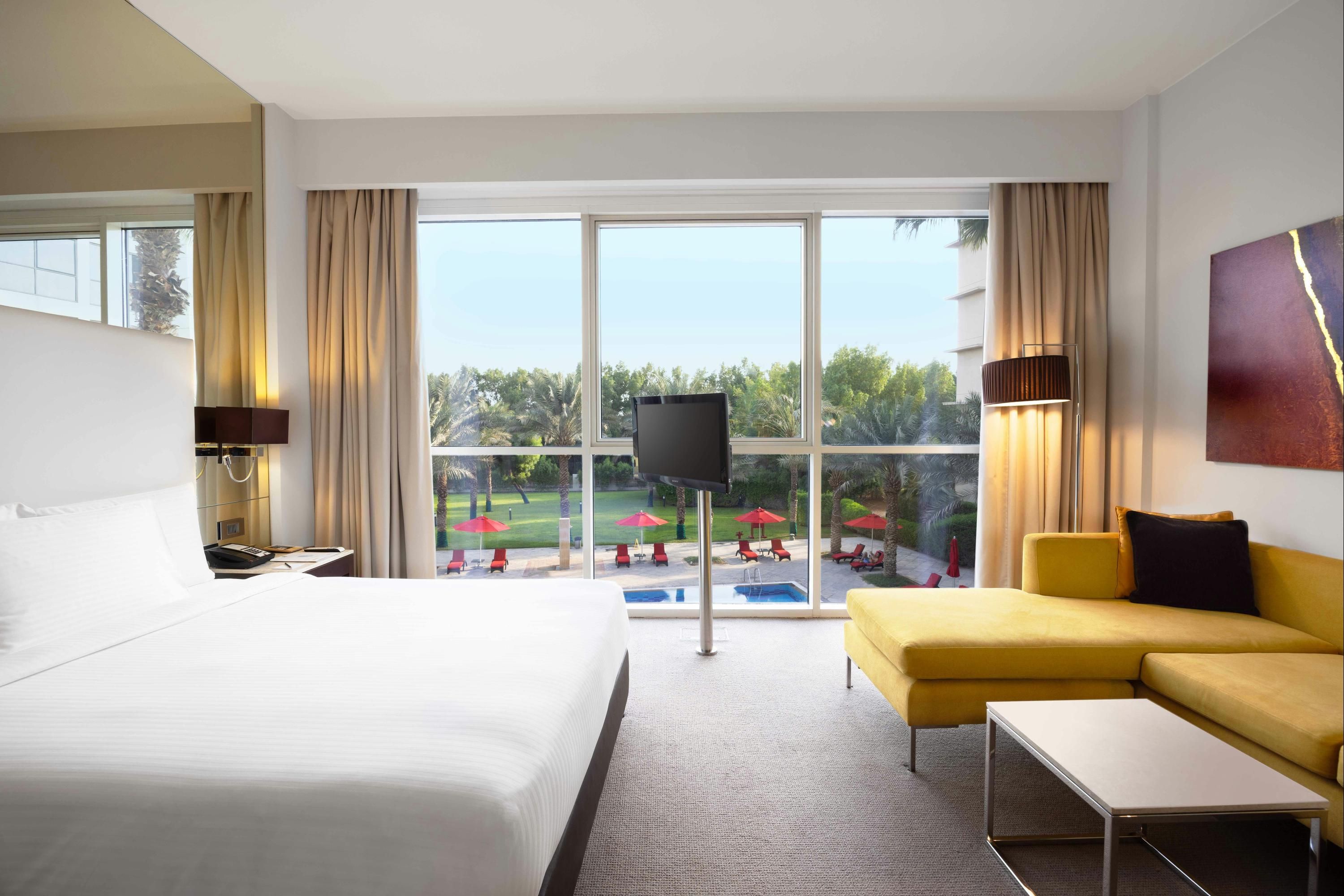 حوض السباحة