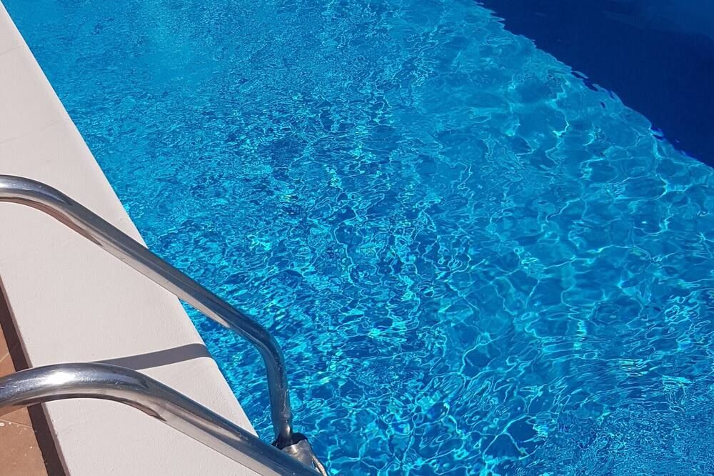 حوض السباحة