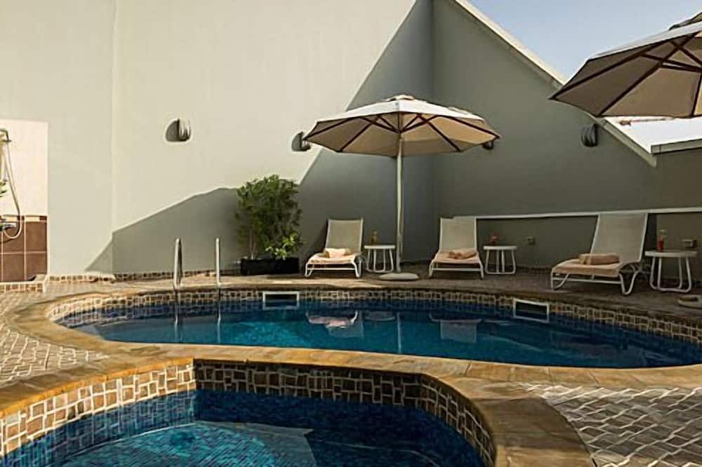 حوض السباحة