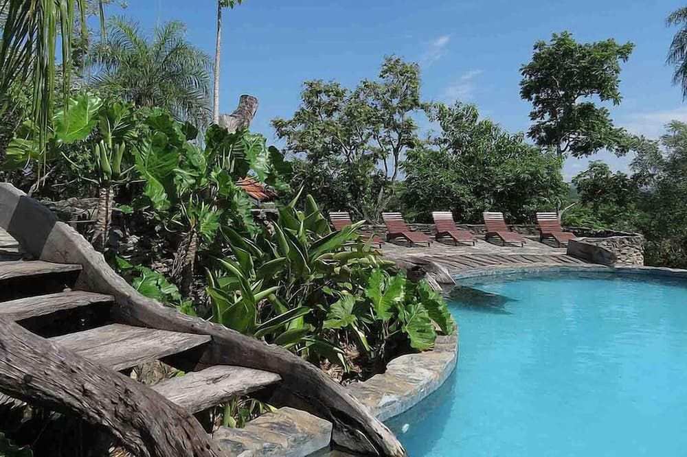 حوض السباحة