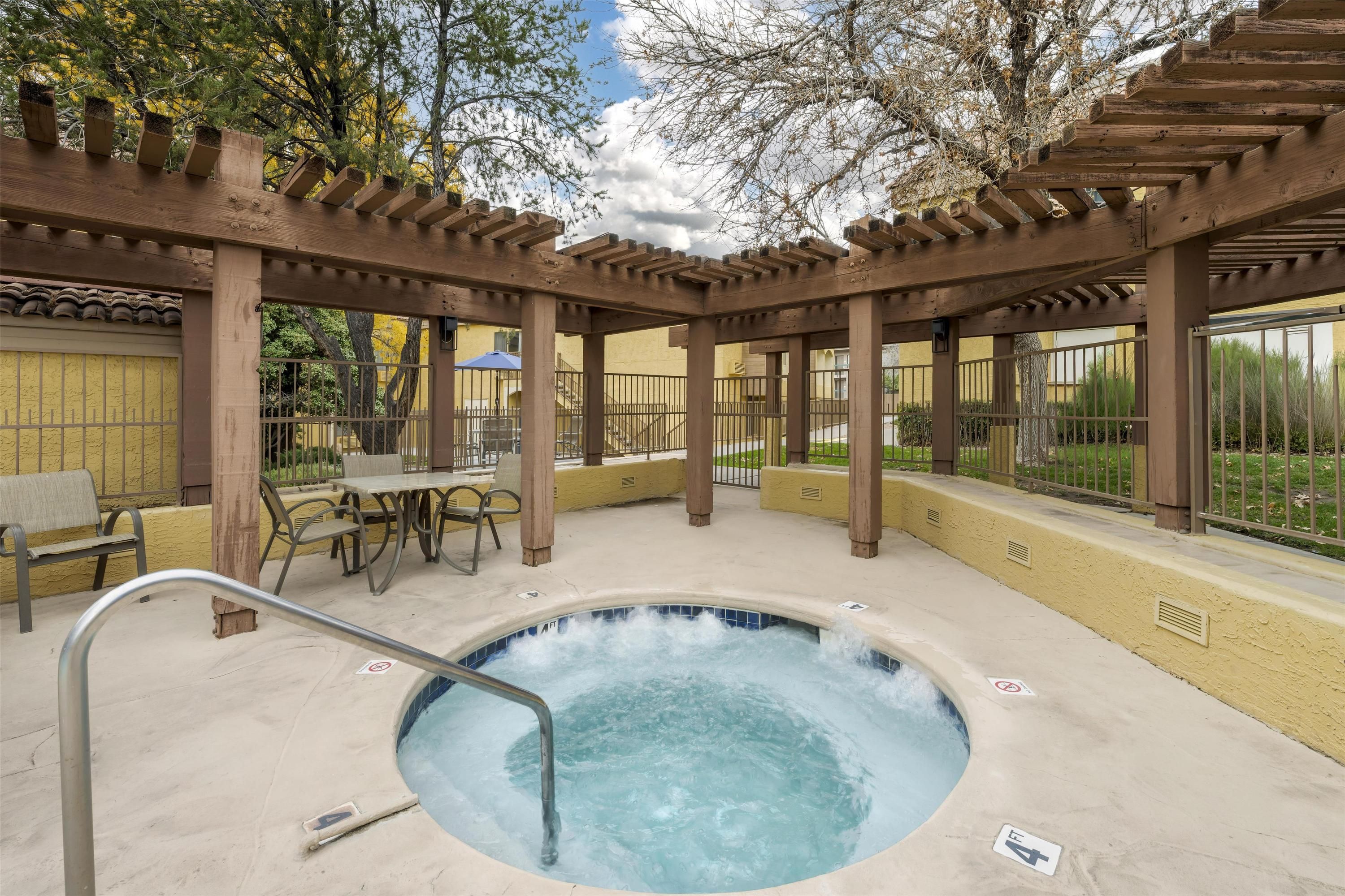 حوض السباحة