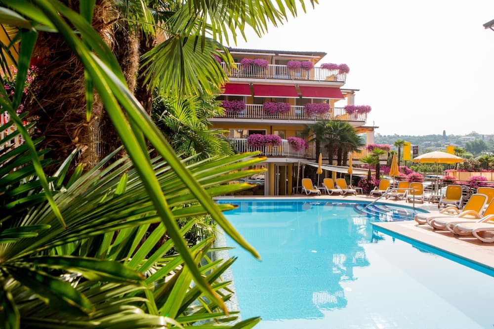 حوض السباحة