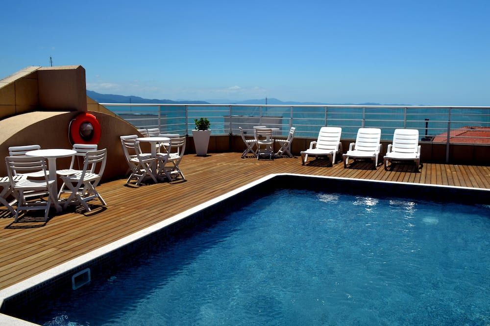 حوض السباحة