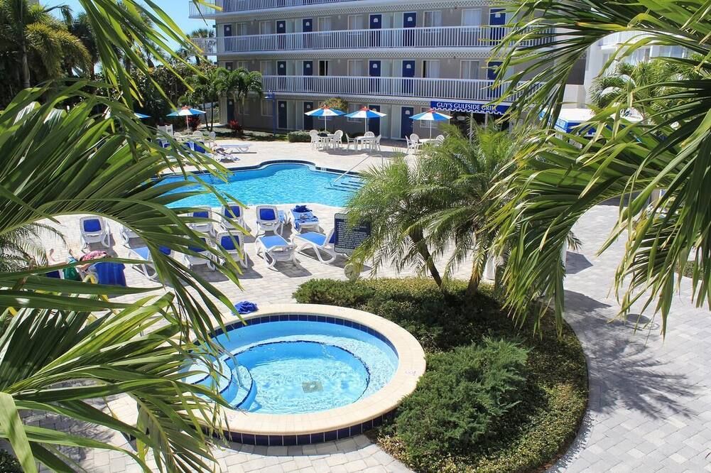 حوض السباحة