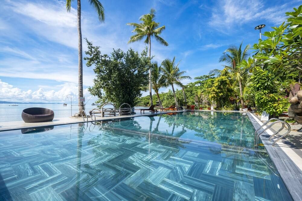 حوض السباحة