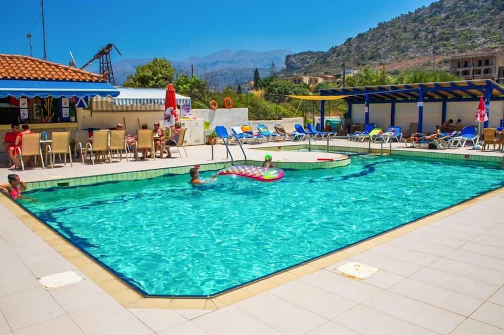 حوض السباحة