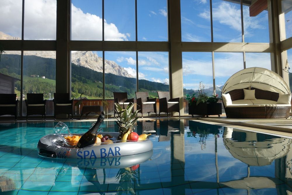 حوض السباحة