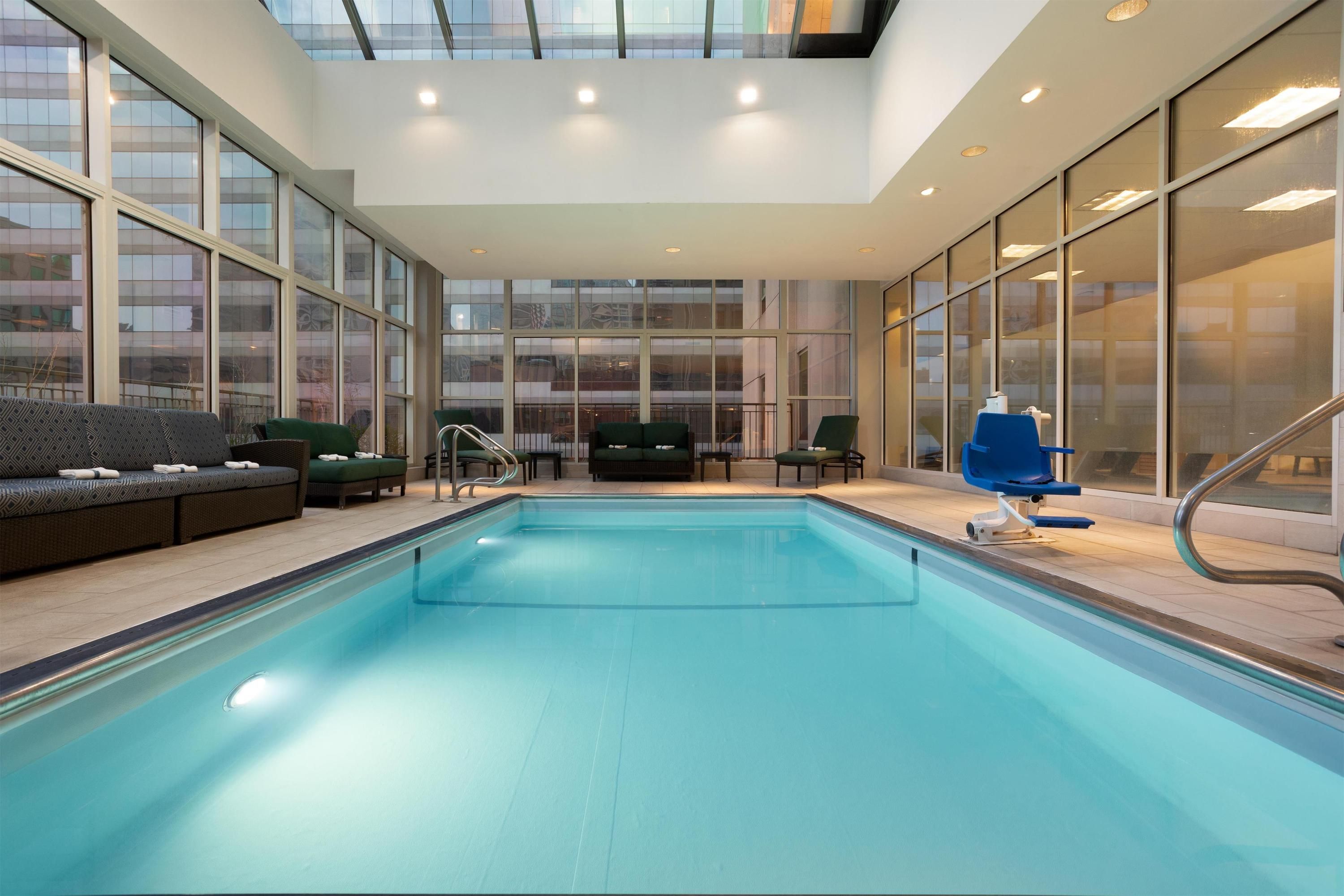 حوض السباحة