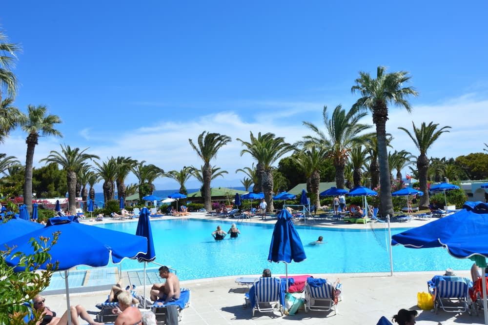 حوض السباحة