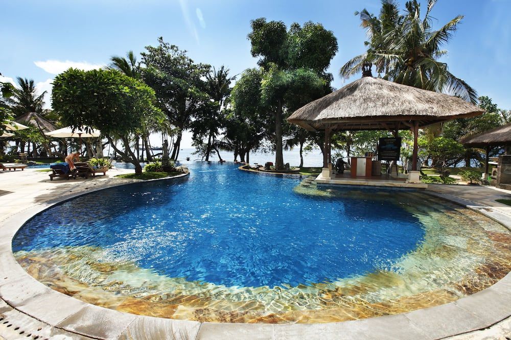 حوض السباحة