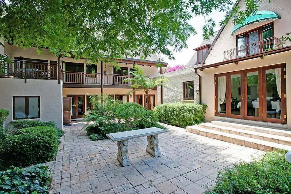 شرفة مرصوفة