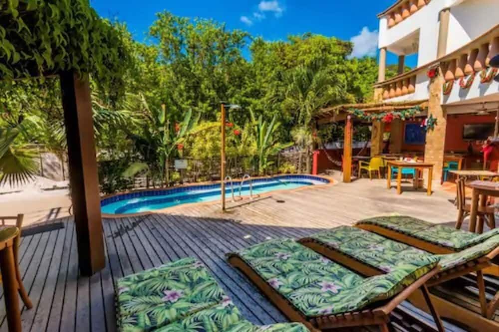 حوض السباحة