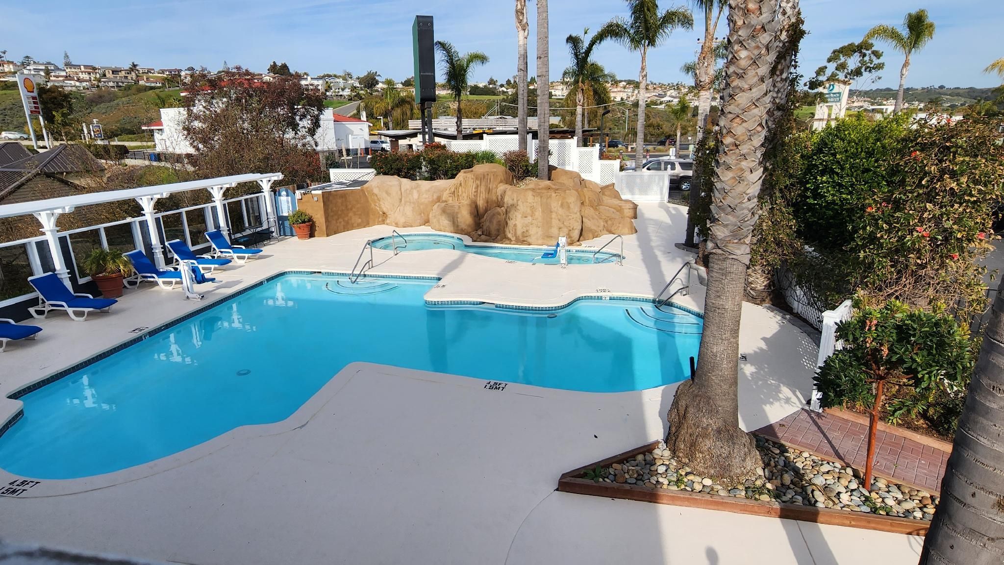 حوض السباحة