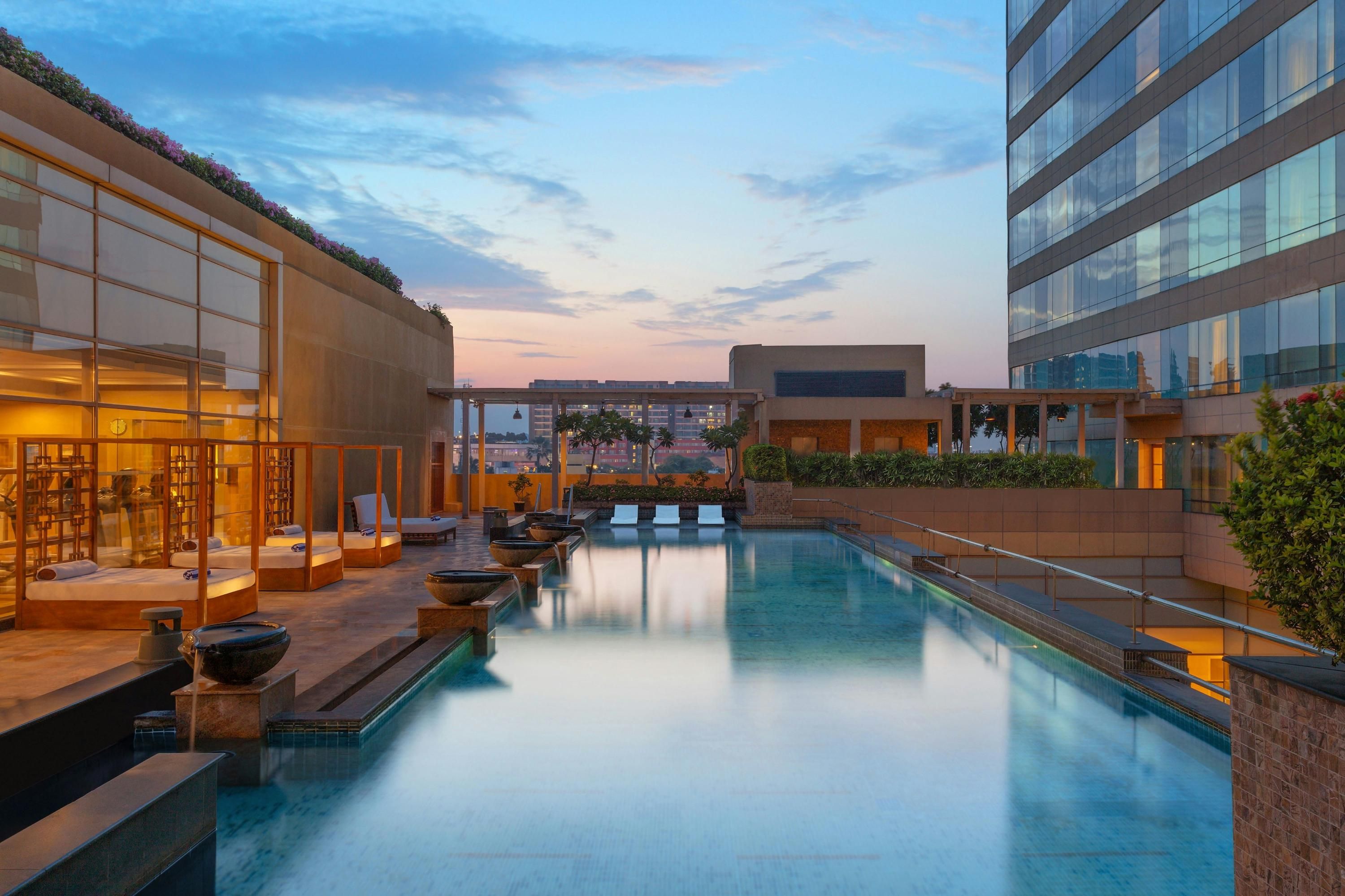 حوض السباحة