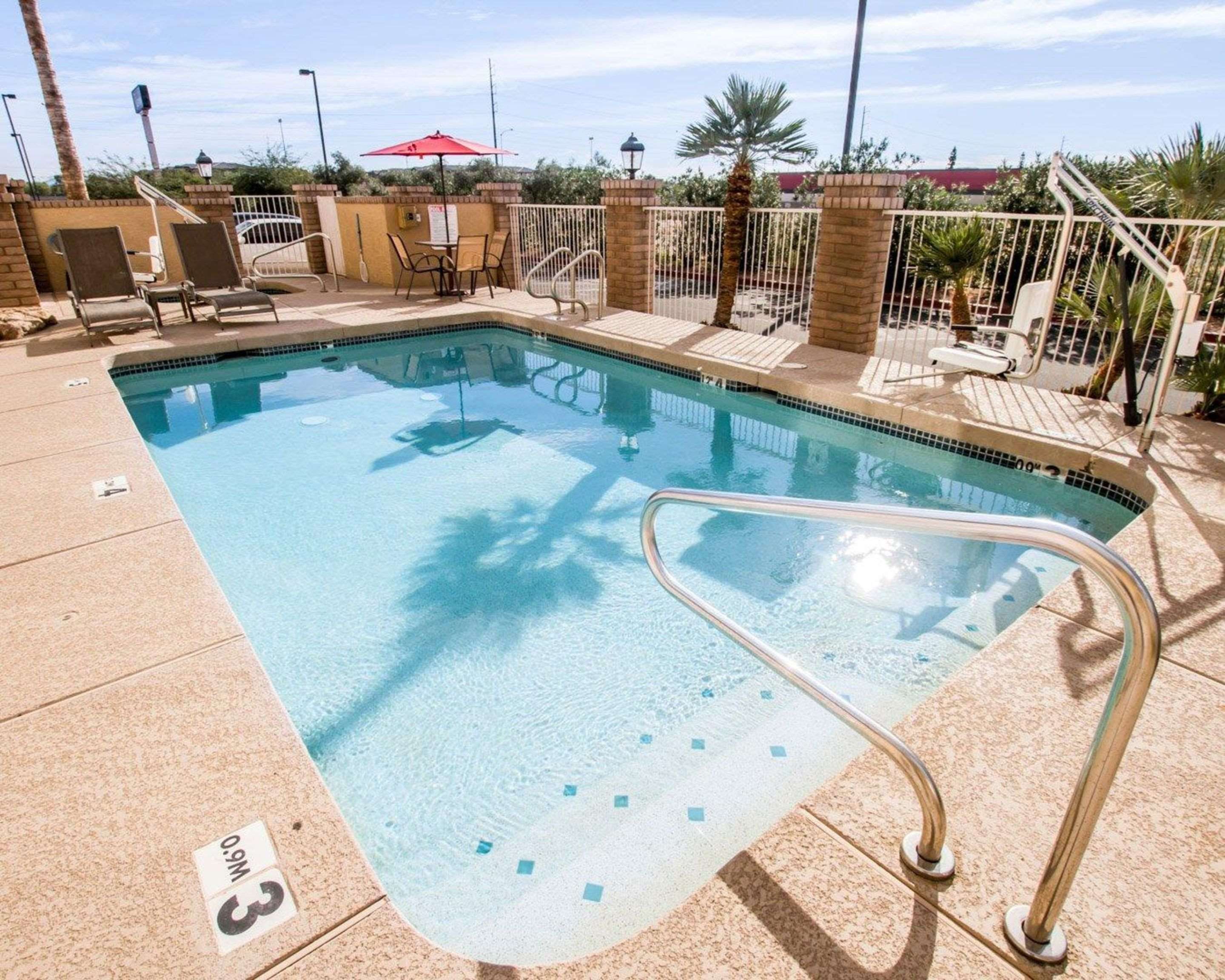 حوض السباحة