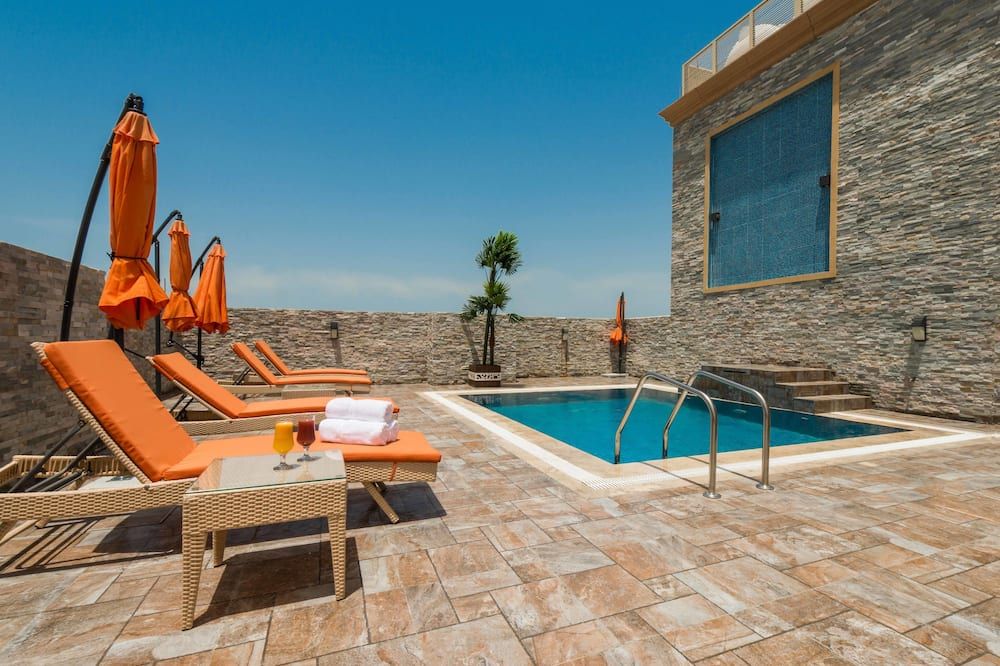 حوض السباحة