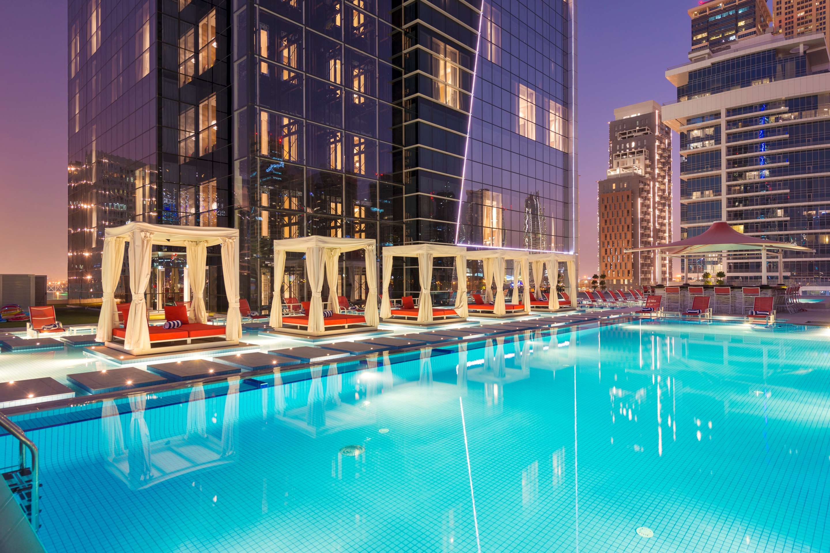 حوض السباحة