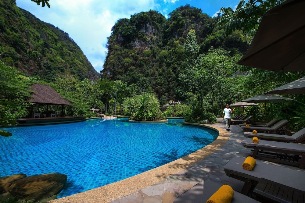 حوض السباحة