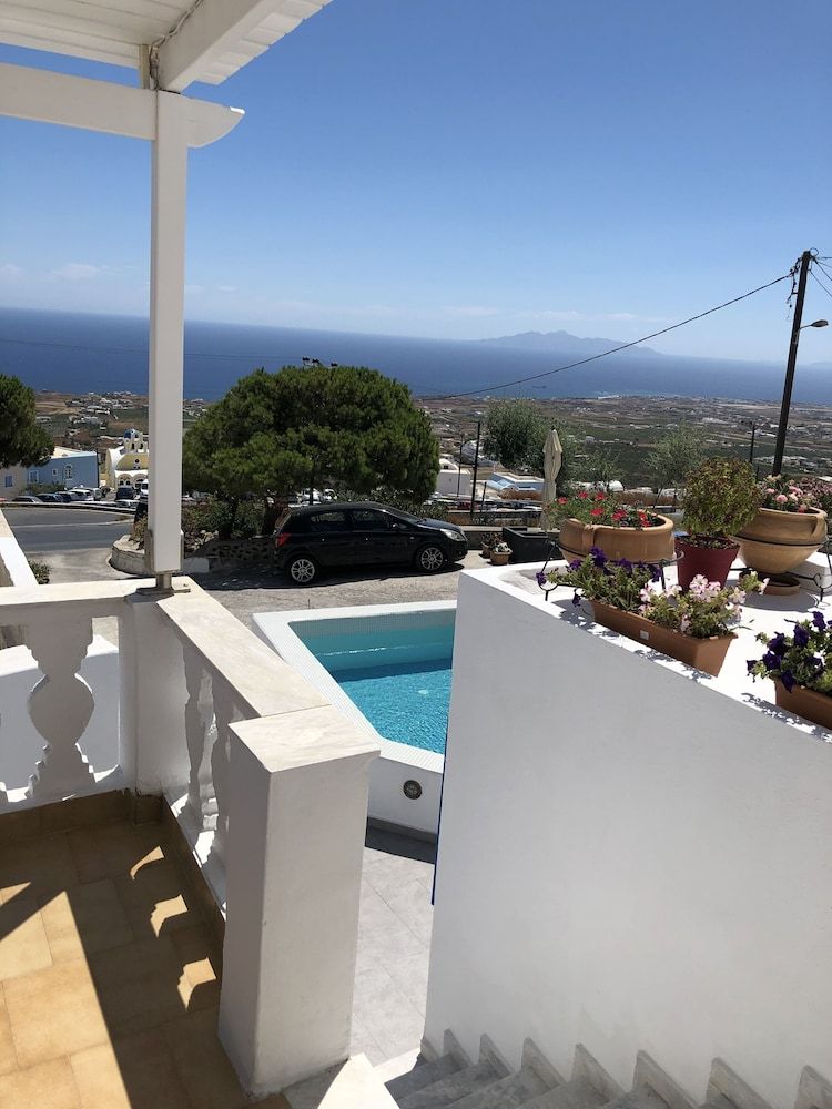 حوض السباحة