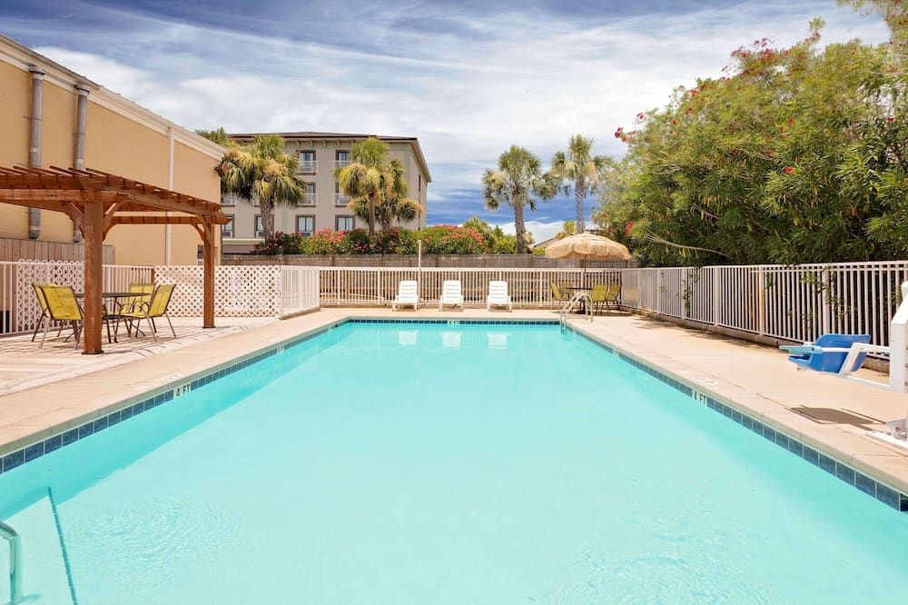 حوض السباحة