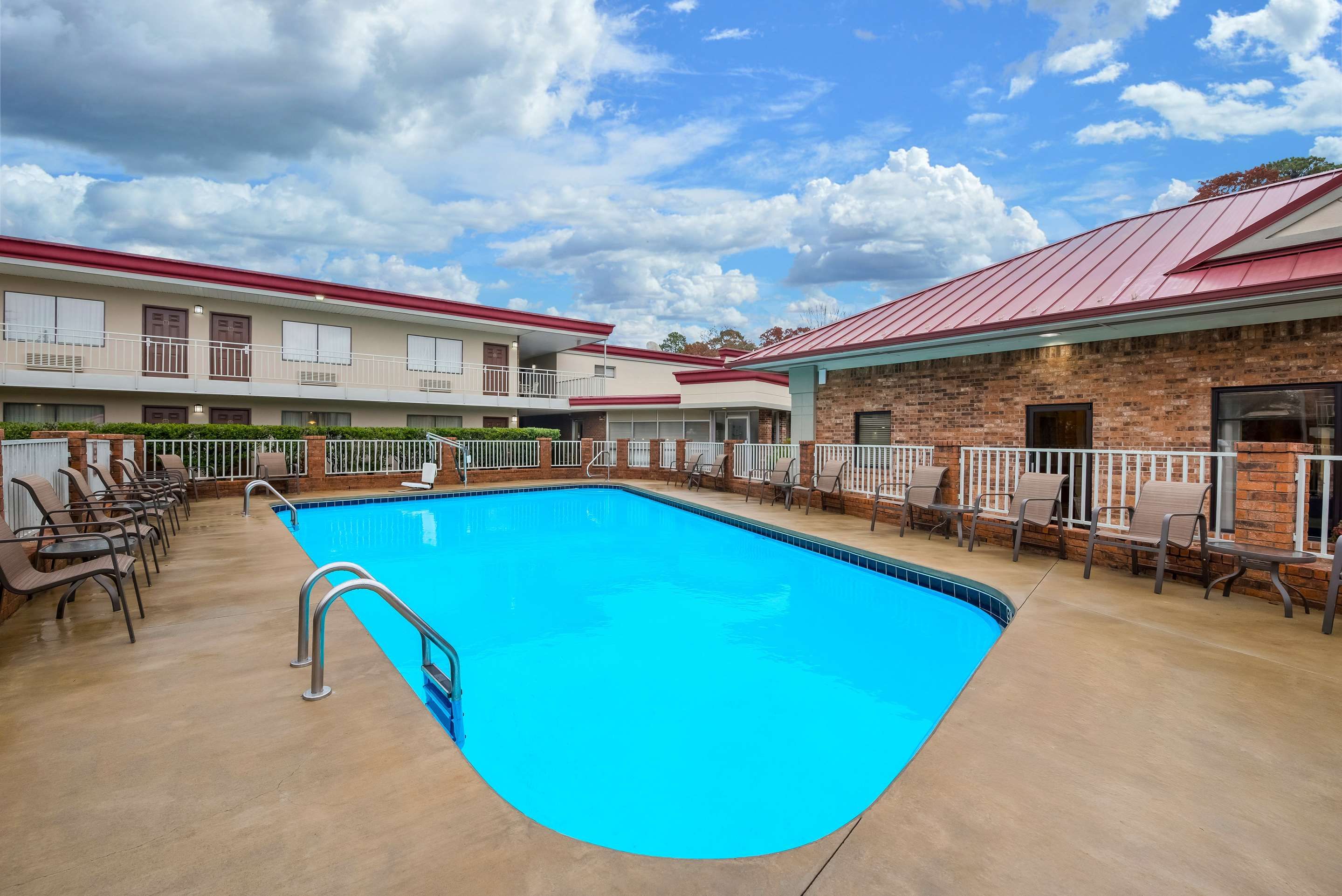 حوض السباحة