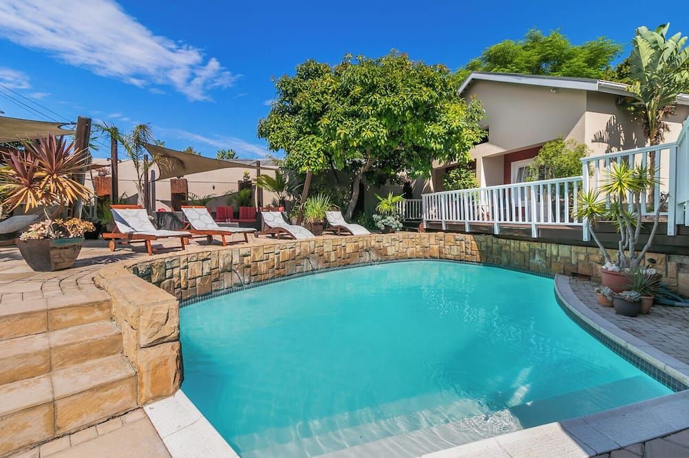 حوض السباحة