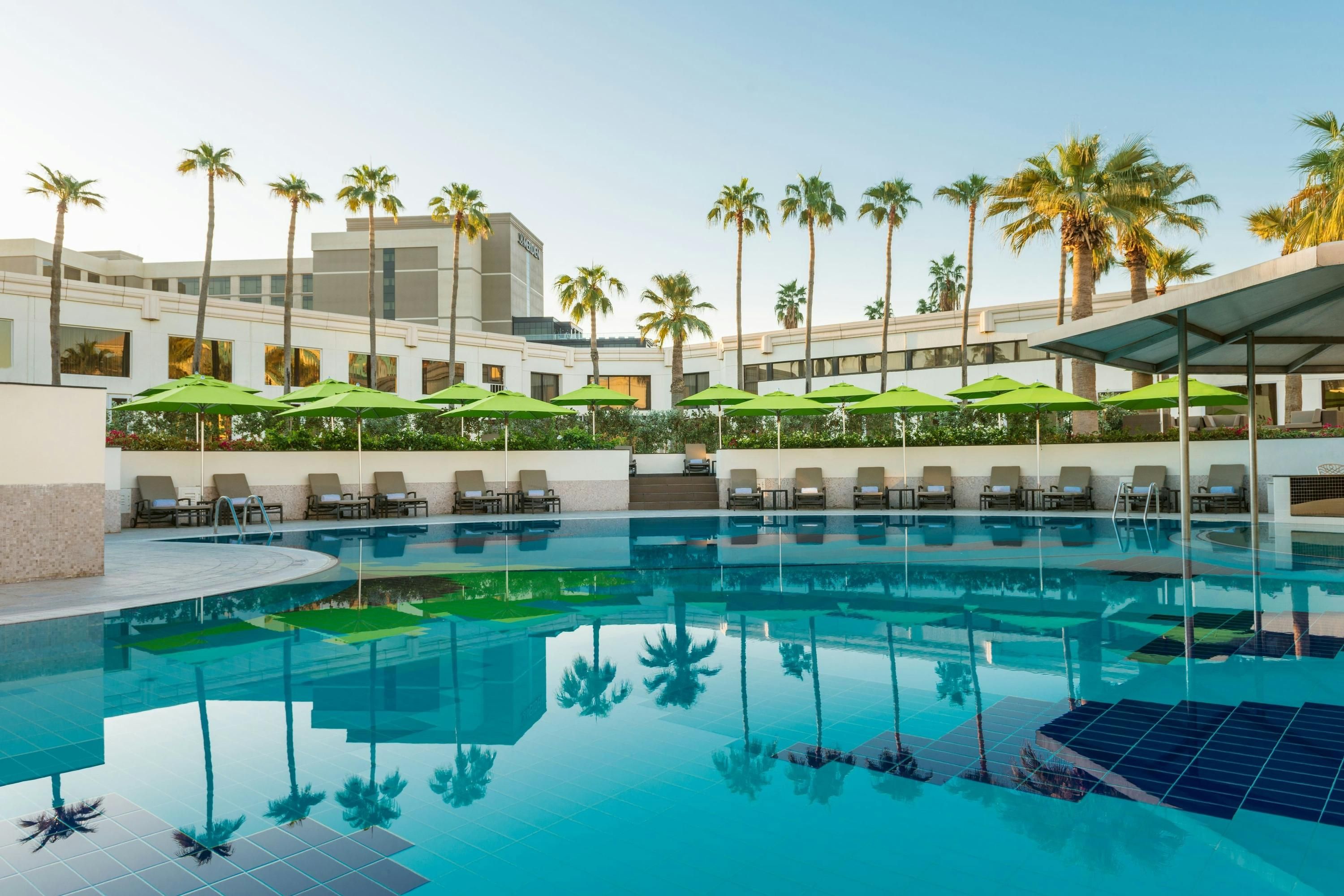 حوض السباحة