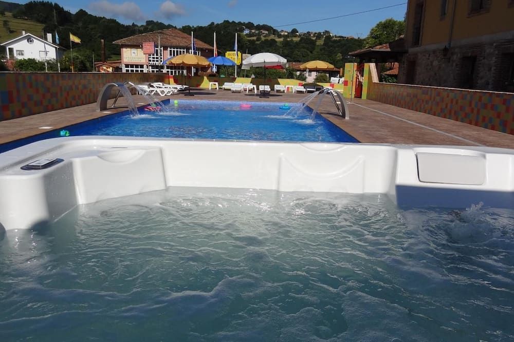 حوض السباحة