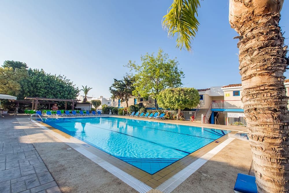 حوض السباحة