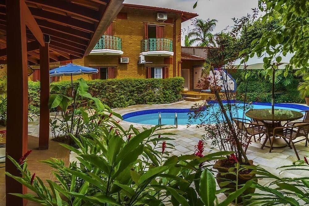 حوض السباحة