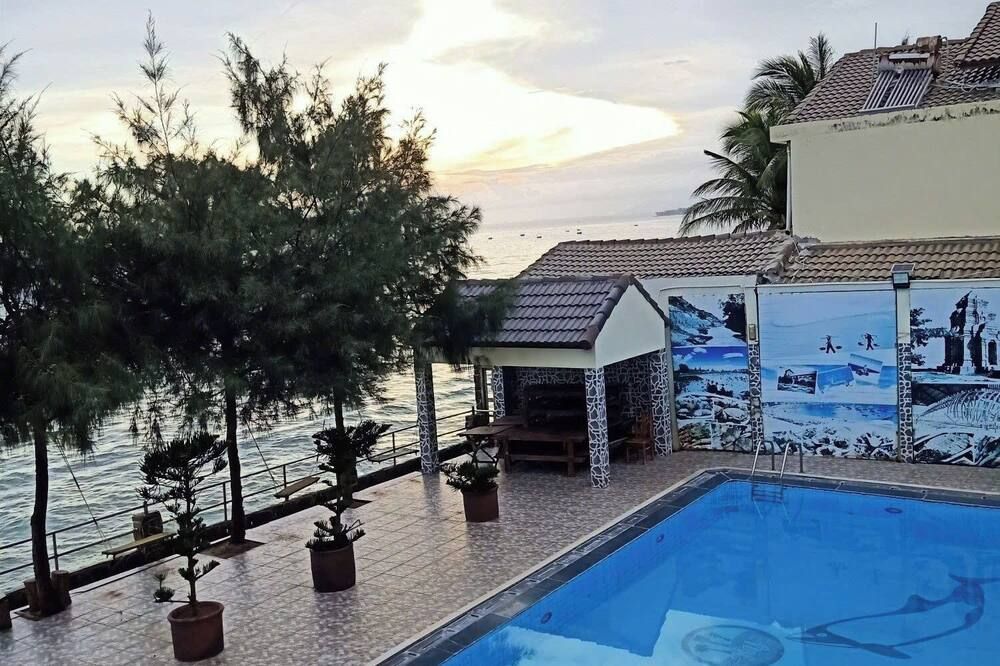 حوض السباحة