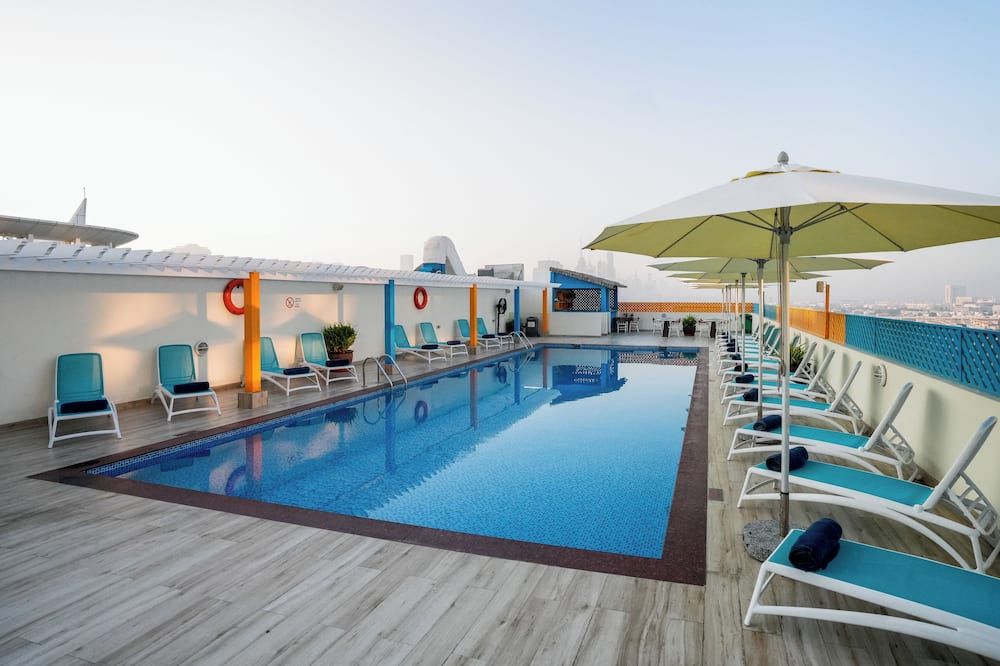 حوض السباحة