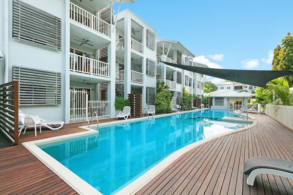 حوض السباحة