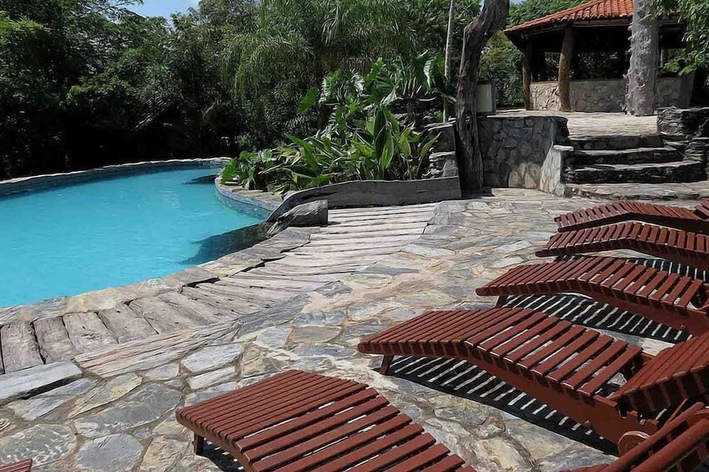 حوض السباحة