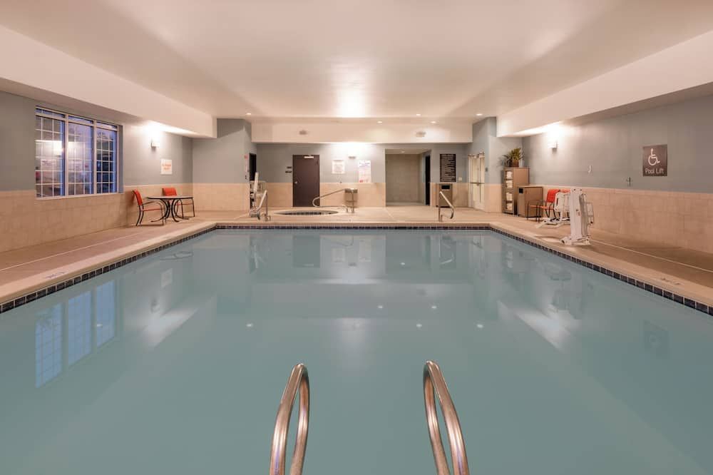 حوض السباحة