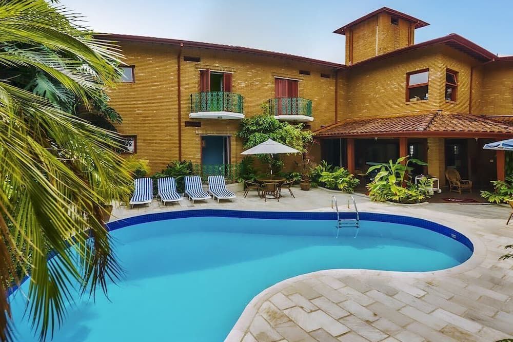 حوض السباحة