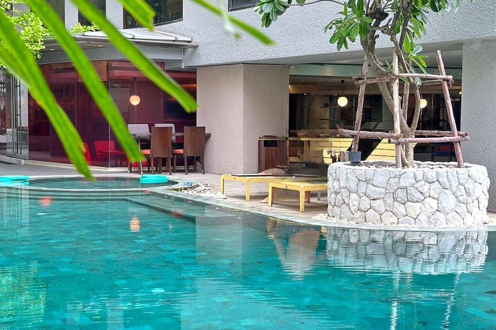 حوض السباحة