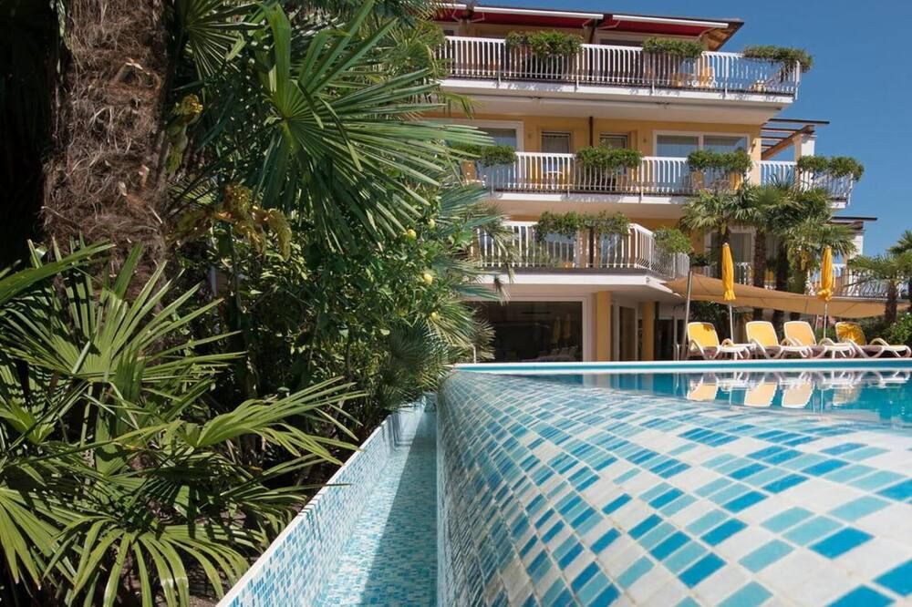 حوض السباحة