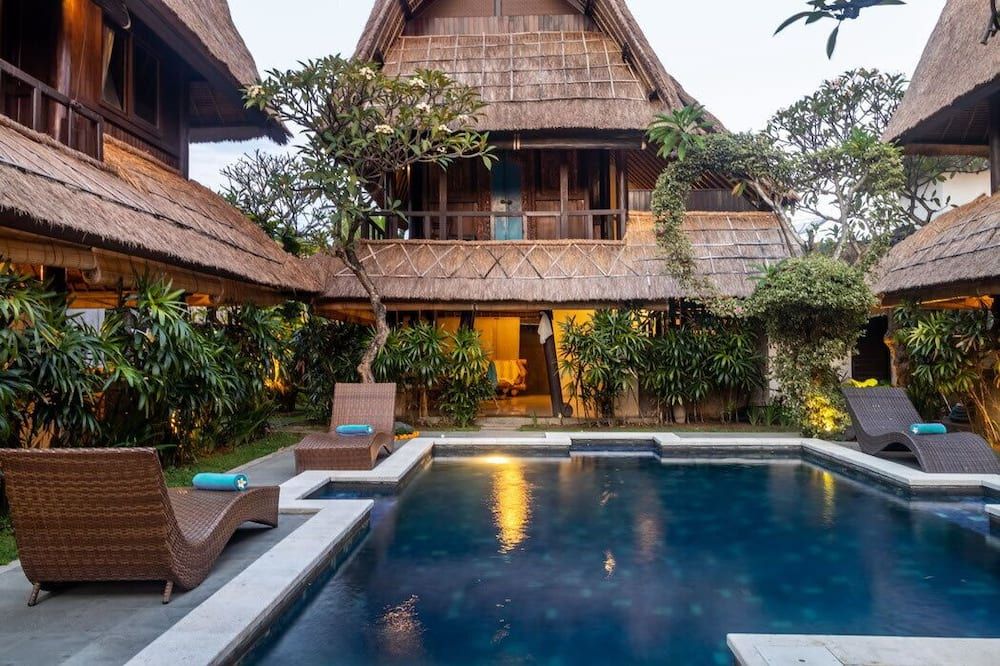 حوض السباحة